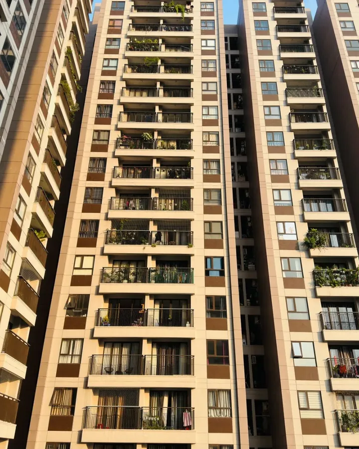 Đường hẻm trước nhà